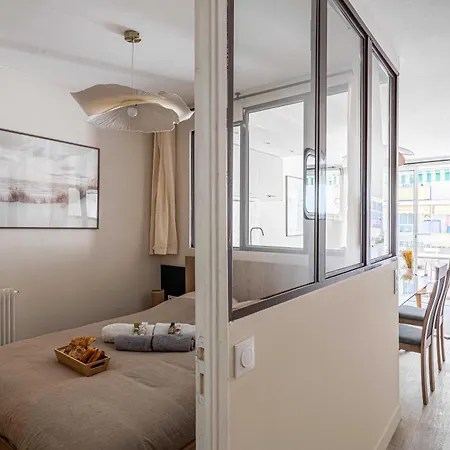 Sunny Getaway With Balcony And A-c In Αντίμπ