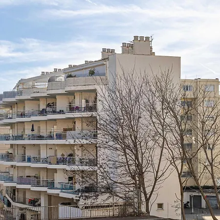 Sunny Getaway With Balcony And A-c In Αντίμπ