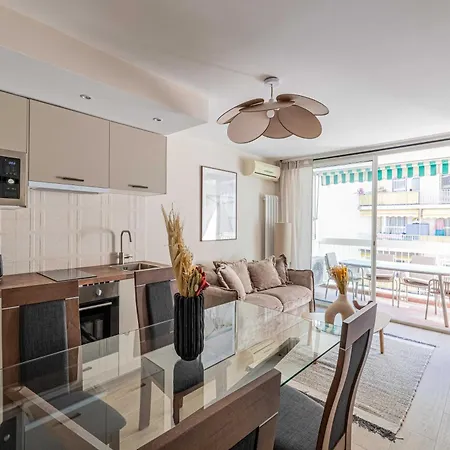 Sunny Getaway With Balcony And A-c In Appartement *