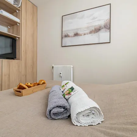 Sunny Getaway With Balcony And A-c In Appartement Antibes