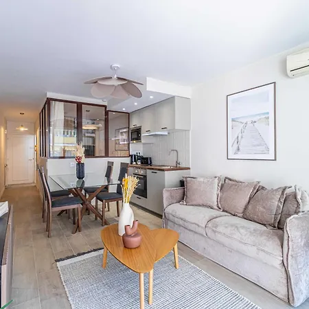 Appartement Sunny Getaway With Balcony And A-c In *