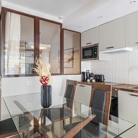 Appartement Sunny Getaway With Balcony And A-c In Antibes